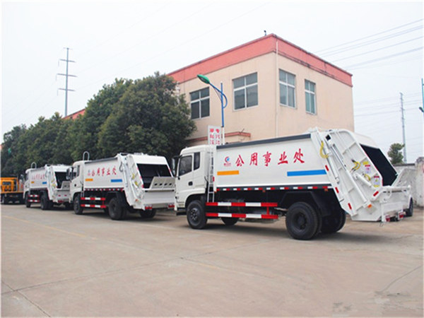 國五東風(fēng)D913或153壓縮式垃圾車