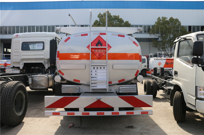 國(guó)五東風(fēng)5噸小型加油車