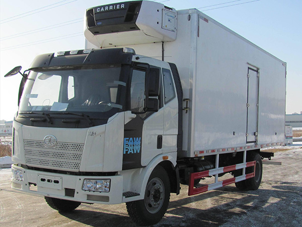 解放J6新款6.8米貨廂冷藏車