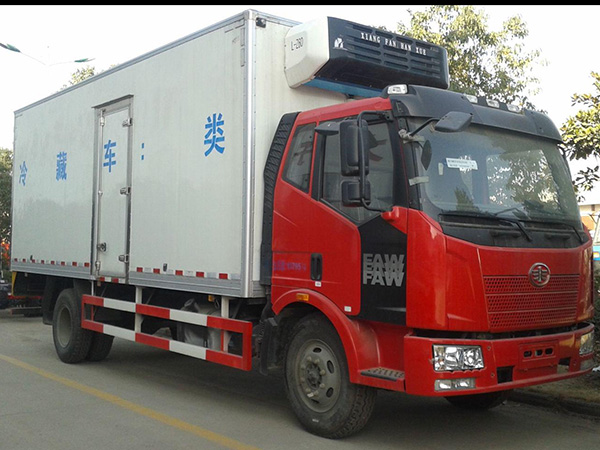 解放J6新款6.8米貨廂冷藏車