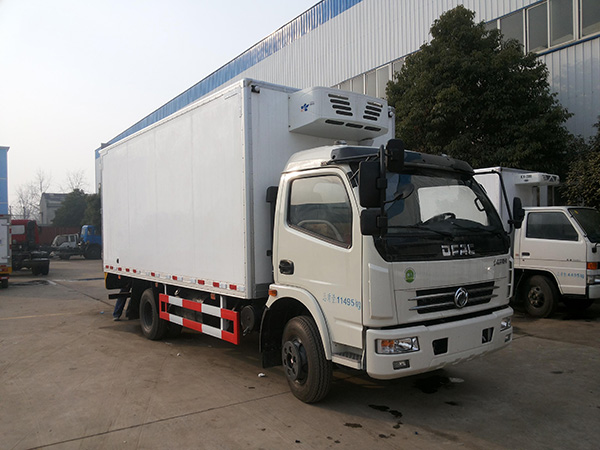 東風多利卡5米貨廂冷藏車