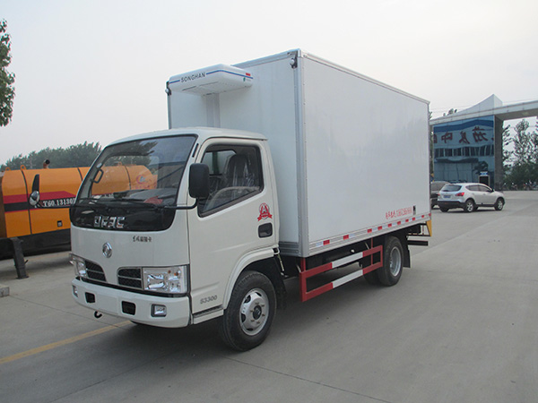 東風多利卡4米貨廂冷藏車