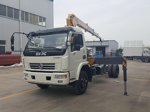 東風廂長4.35隨車吊