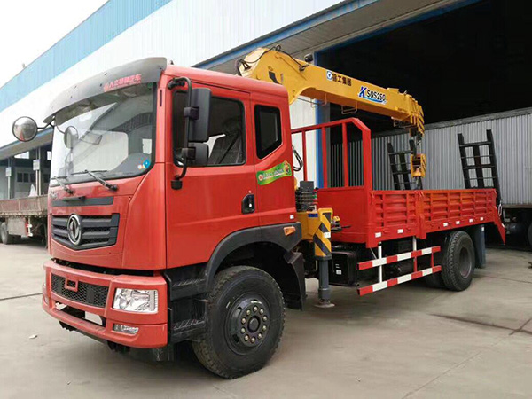 東風(fēng)征夢6.1米貨廂隨車吊