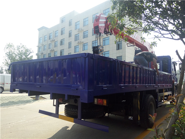 東風柳汽乘龍8噸隨車吊