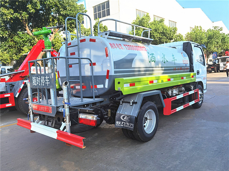 東風(fēng)多利卡D6新款灑水車