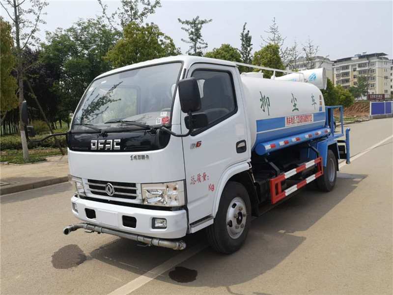 東風(fēng)多利卡藍(lán)牌霧炮車(chē)