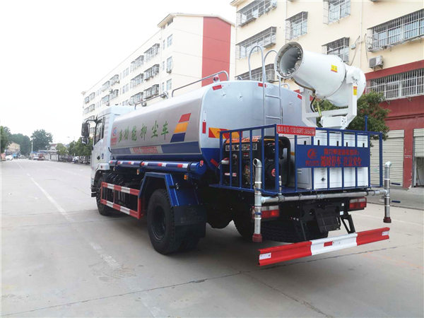 東風(fēng)D3灑水車帶霧炮