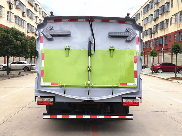 東風(fēng)多利卡8方掃路車