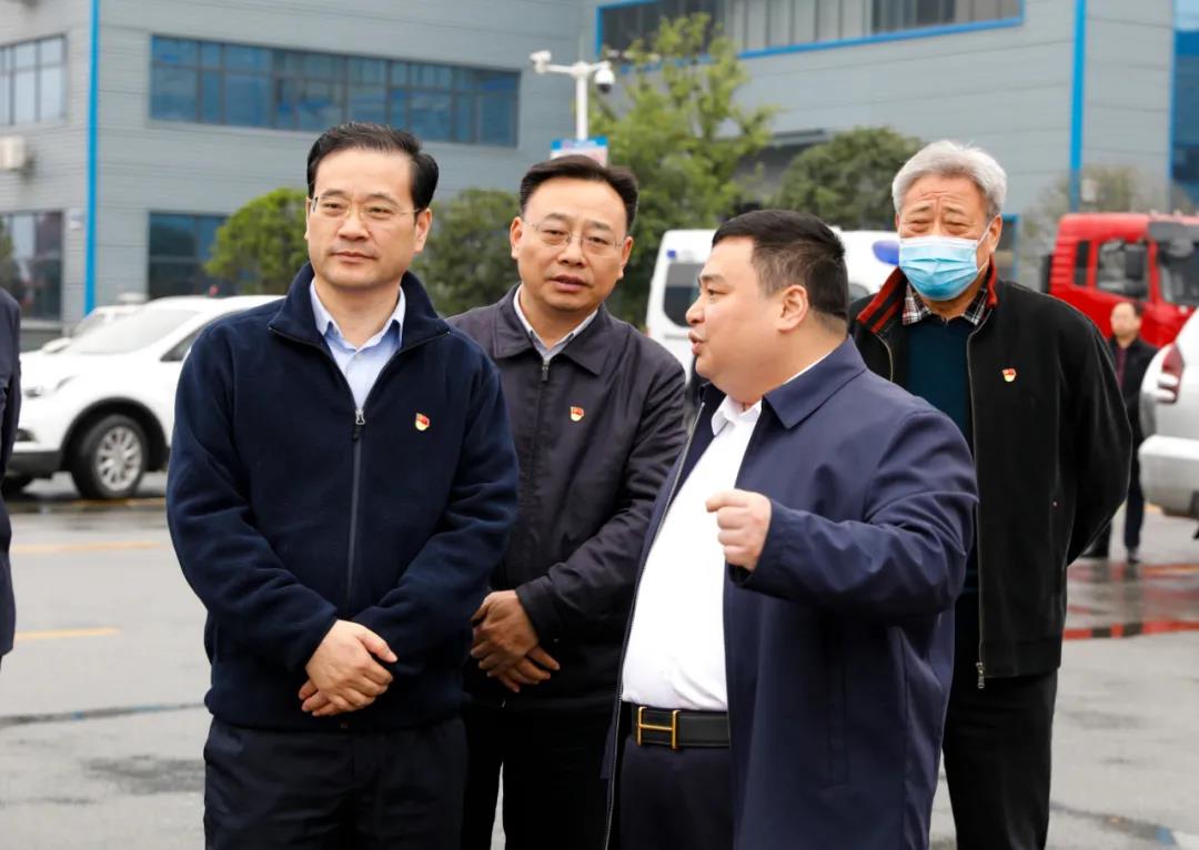 程阿羅,黨委副書記、常務(wù)副總經(jīng)理程國強(qiáng),黨委書記何儒安、總經(jīng)辦服務(wù)中心主任張火生